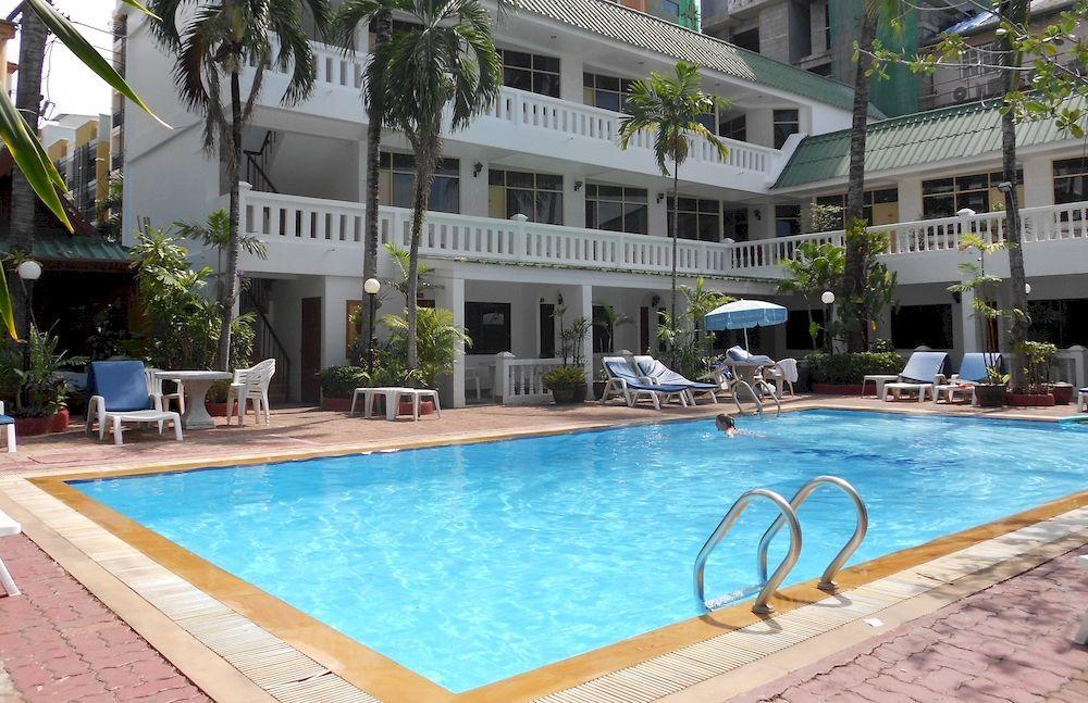 The Expat Hotel Patong Buitenkant foto