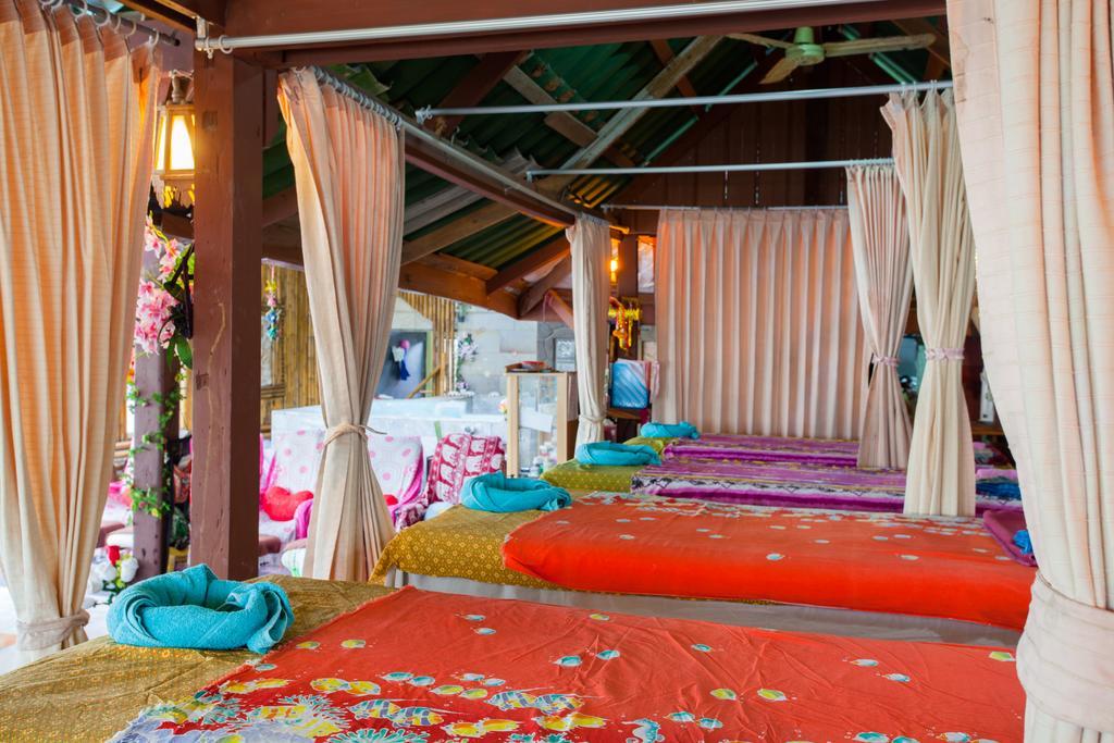The Expat Hotel Patong Buitenkant foto