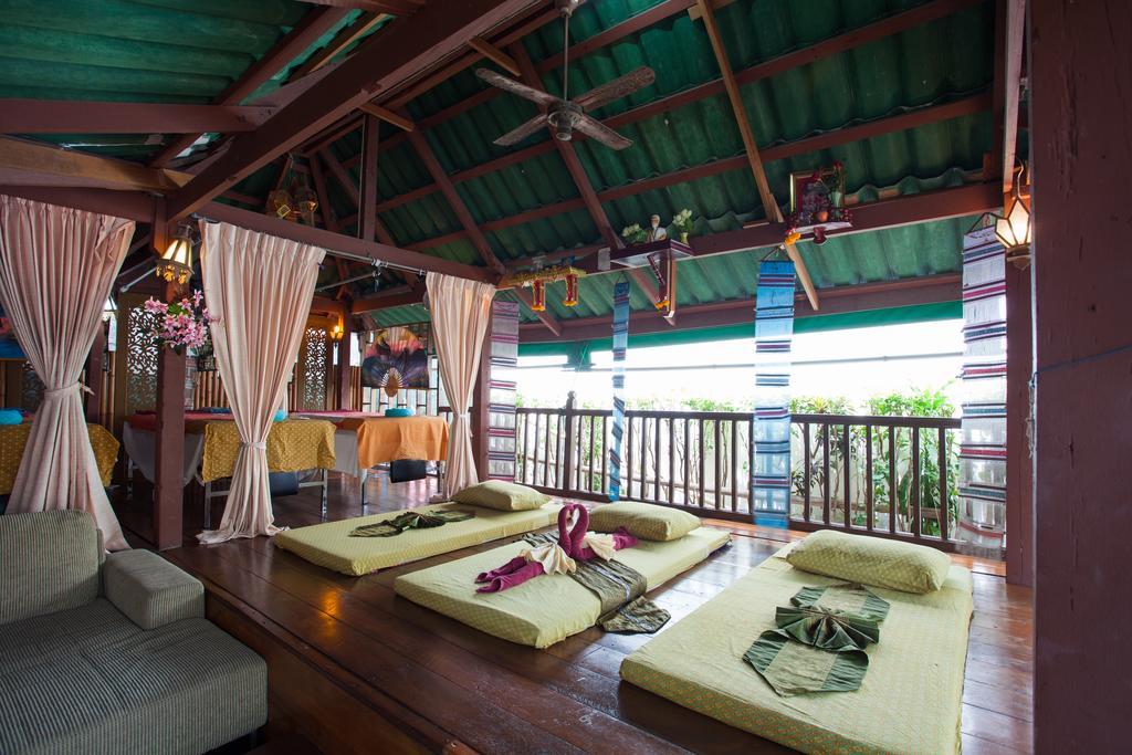 The Expat Hotel Patong Buitenkant foto