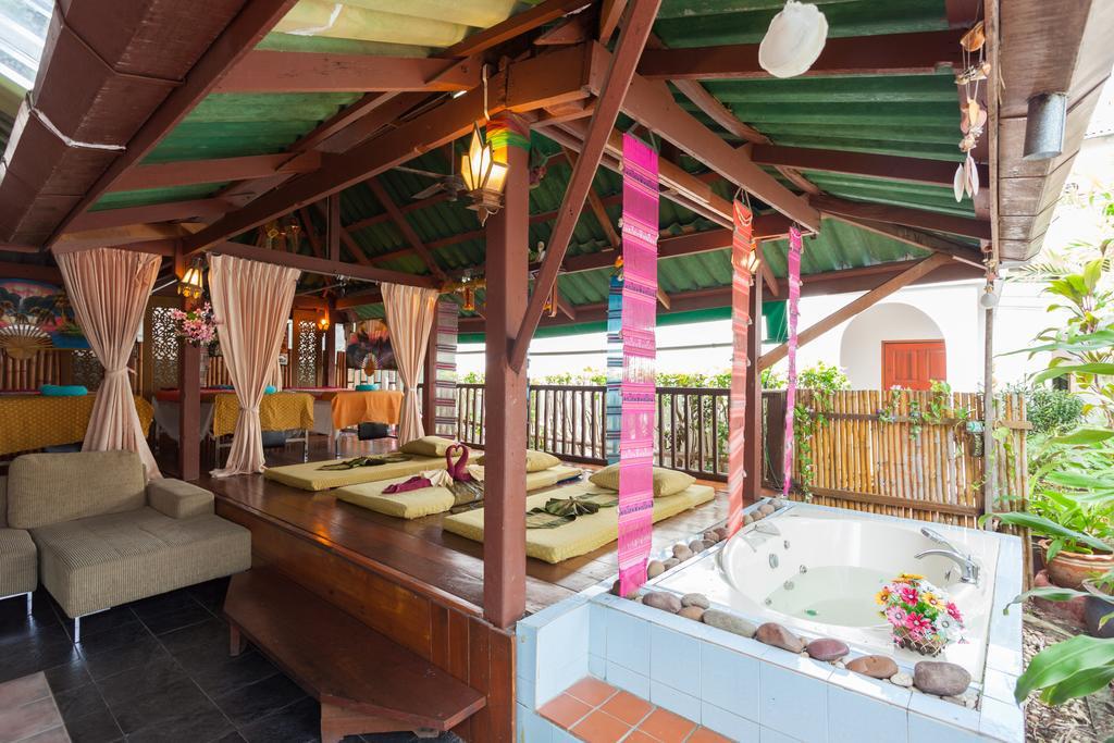 The Expat Hotel Patong Buitenkant foto