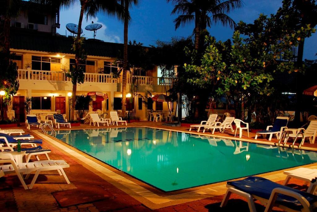 The Expat Hotel Patong Buitenkant foto