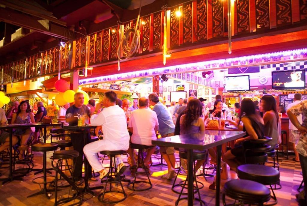 The Expat Hotel Patong Buitenkant foto
