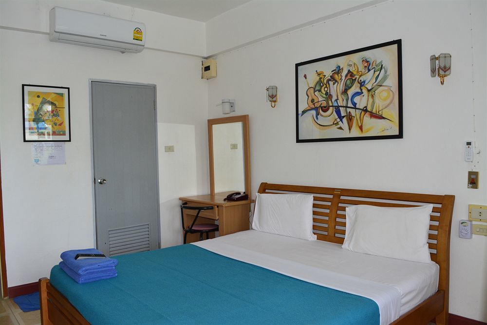 The Expat Hotel Patong Buitenkant foto