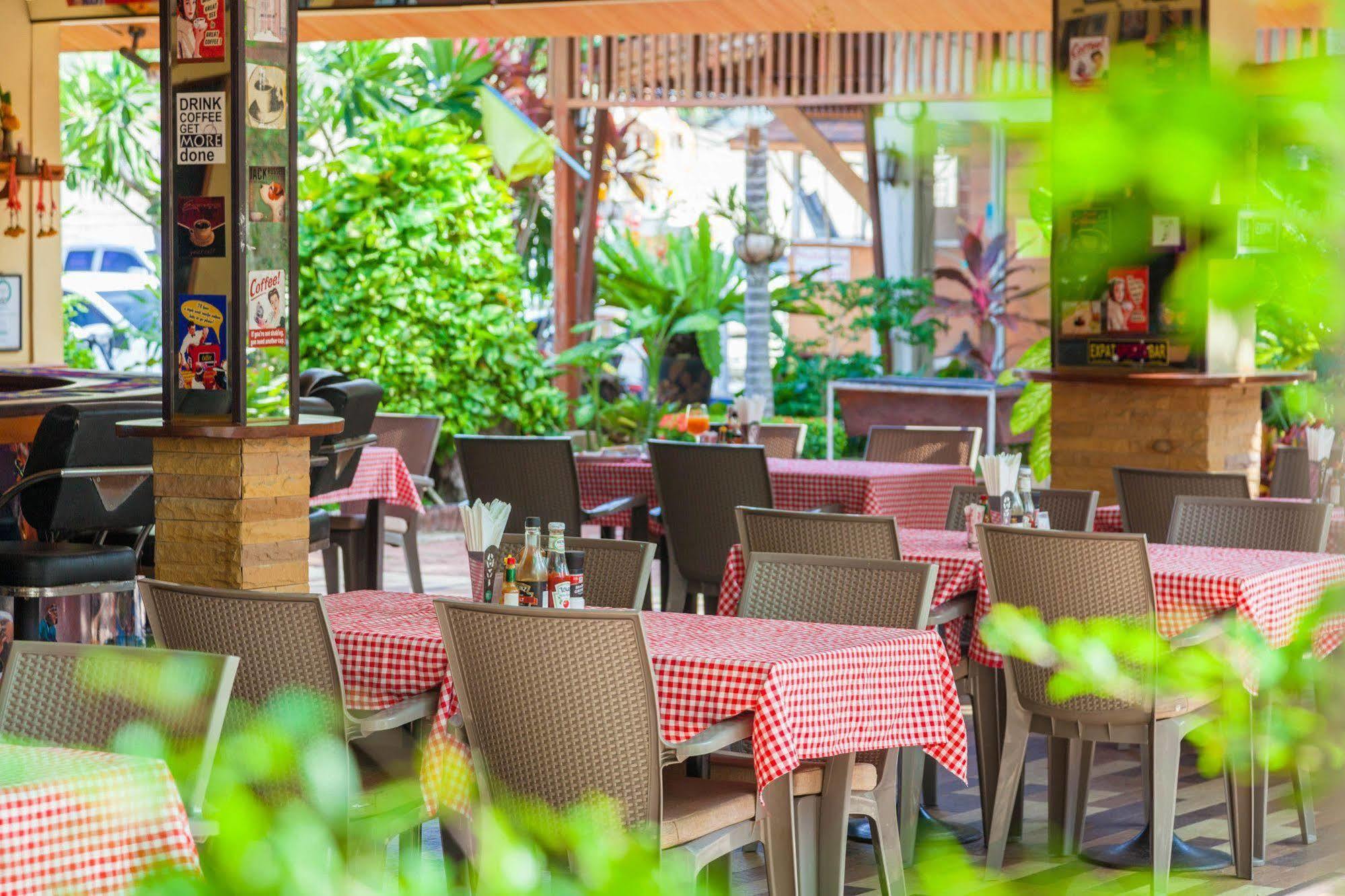 The Expat Hotel Patong Buitenkant foto