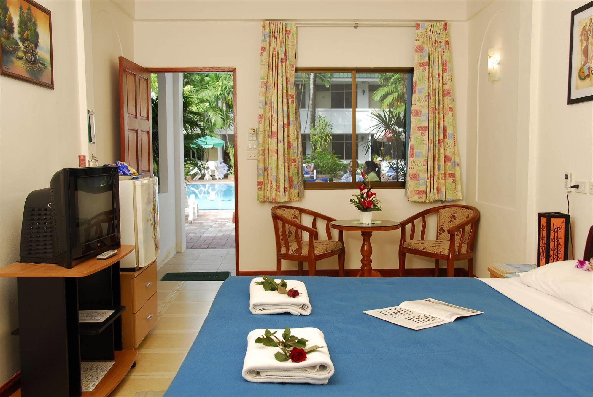 The Expat Hotel Patong Buitenkant foto