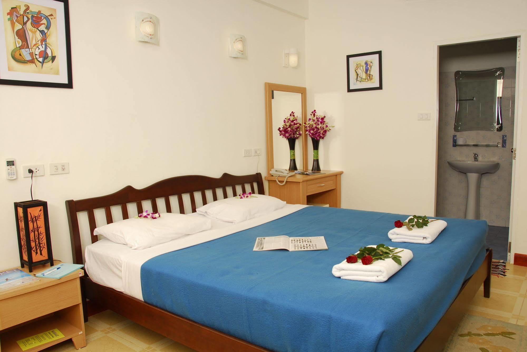 The Expat Hotel Patong Buitenkant foto