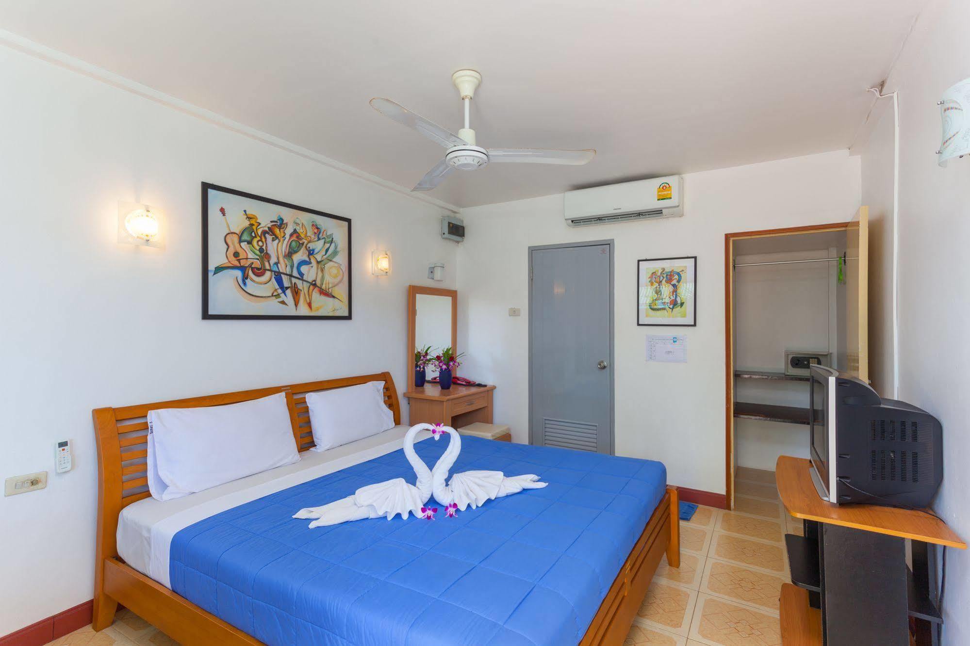 The Expat Hotel Patong Buitenkant foto