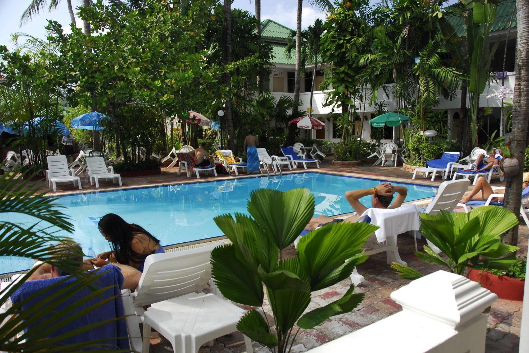 The Expat Hotel Patong Buitenkant foto
