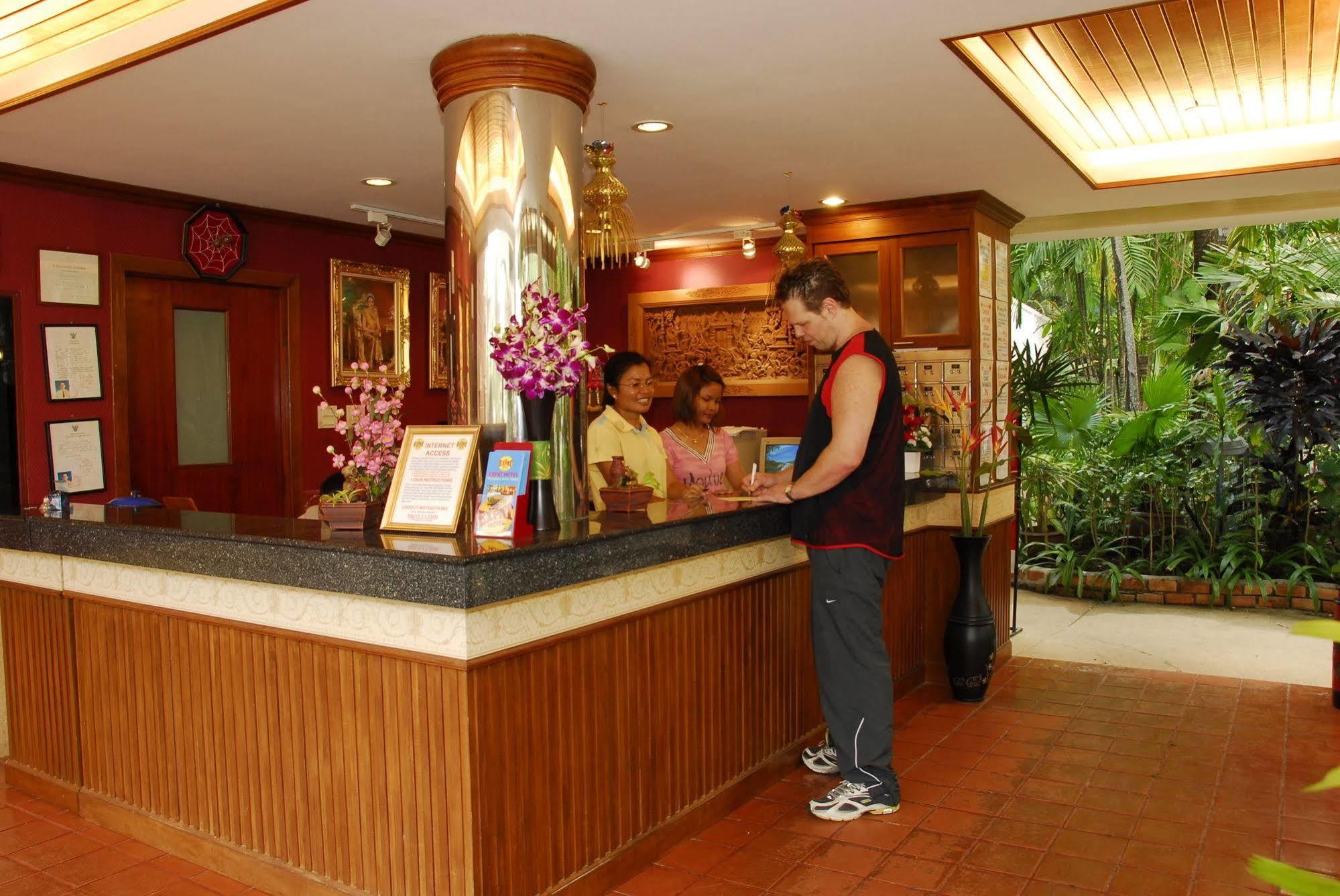 The Expat Hotel Patong Buitenkant foto