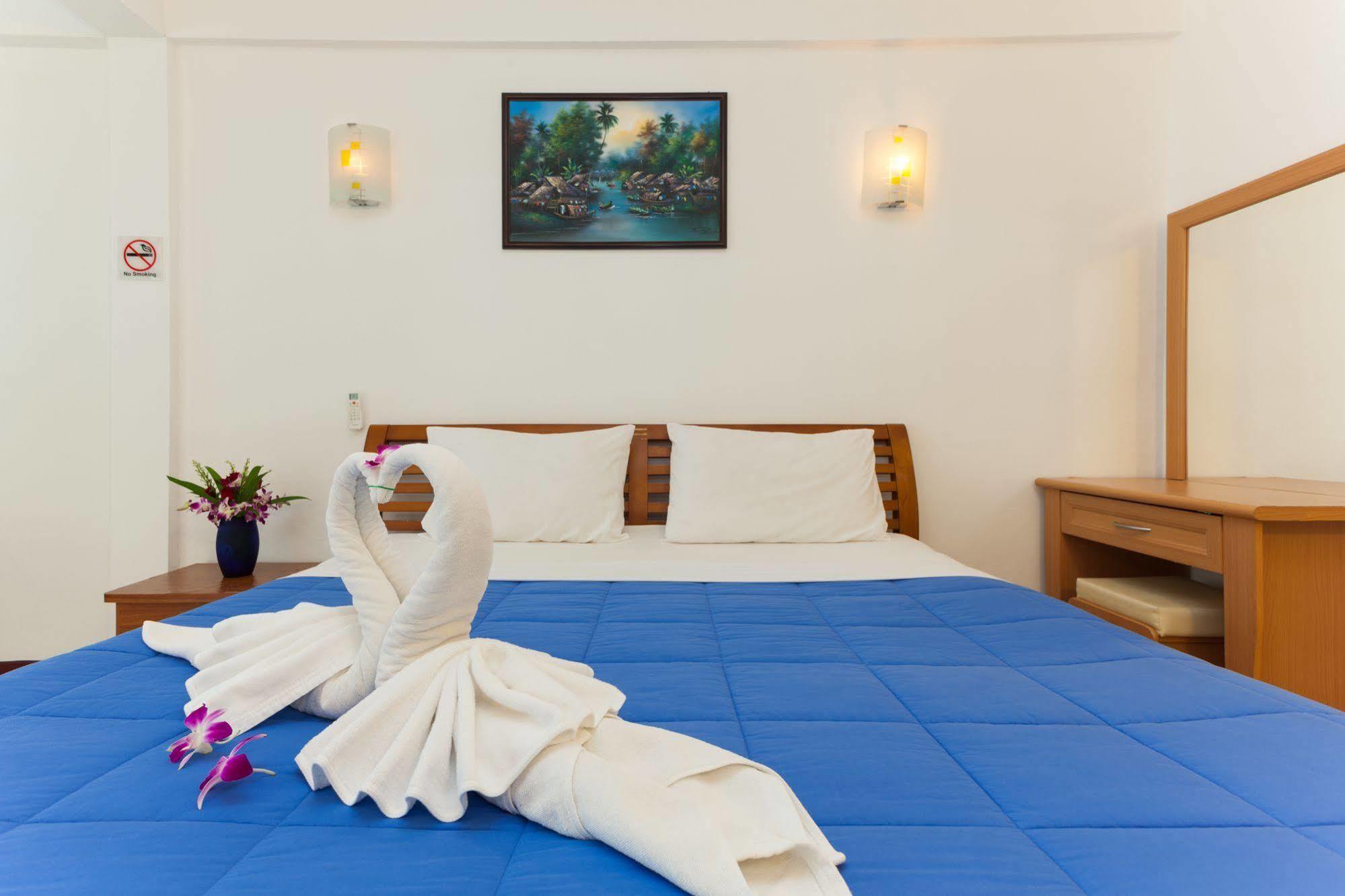 The Expat Hotel Patong Buitenkant foto