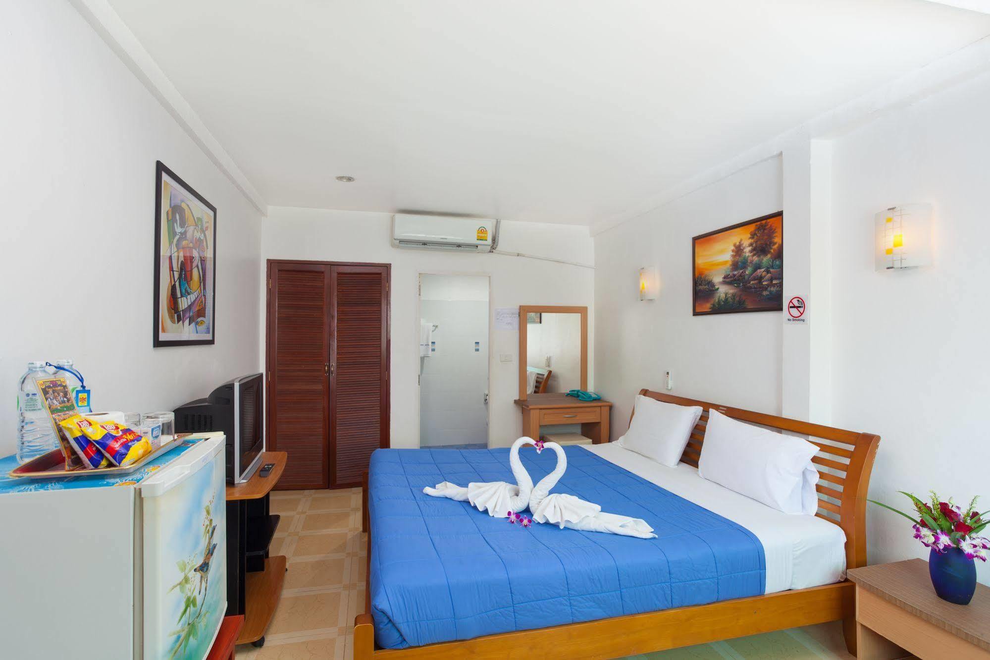 The Expat Hotel Patong Buitenkant foto
