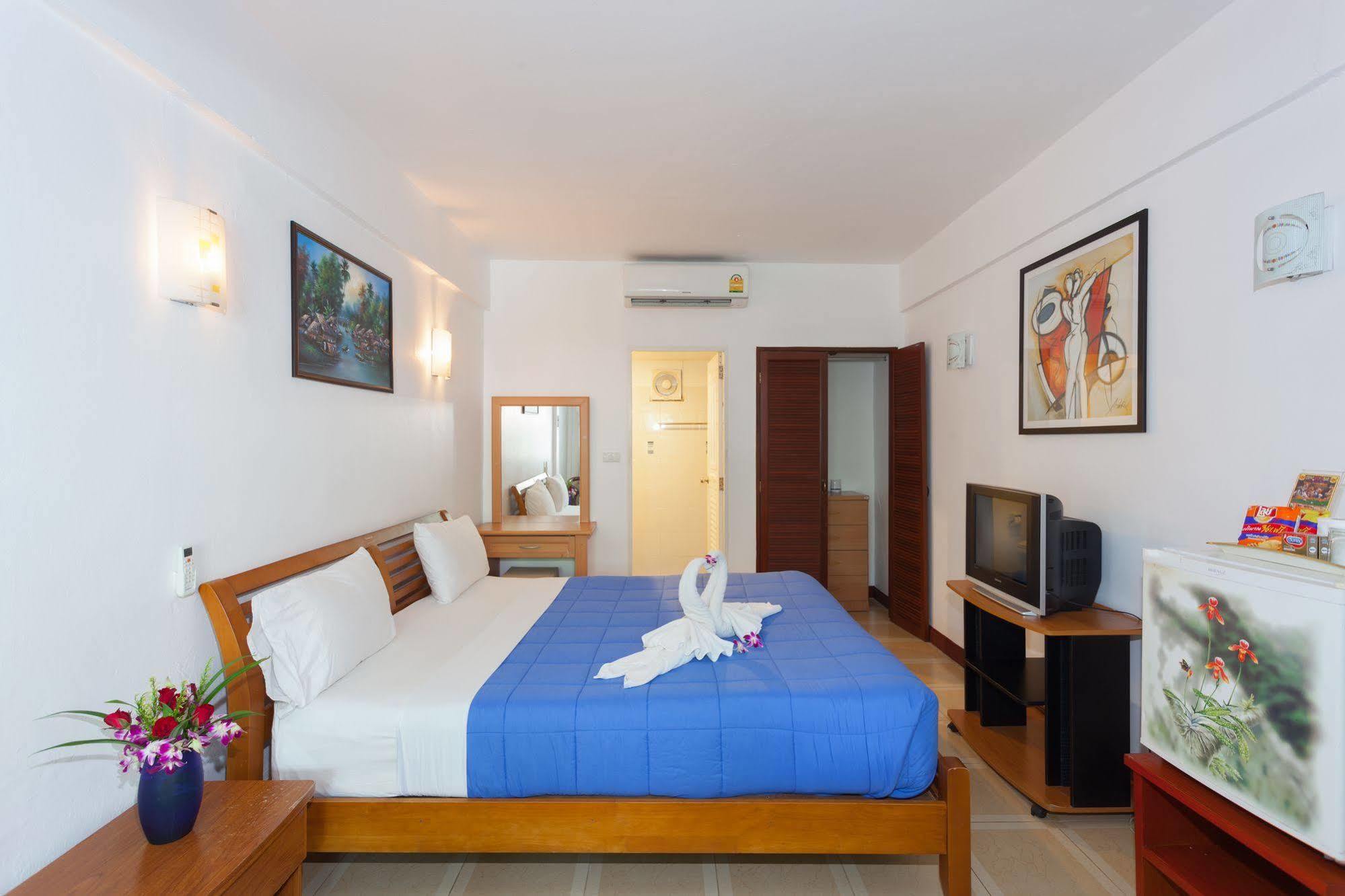 The Expat Hotel Patong Buitenkant foto
