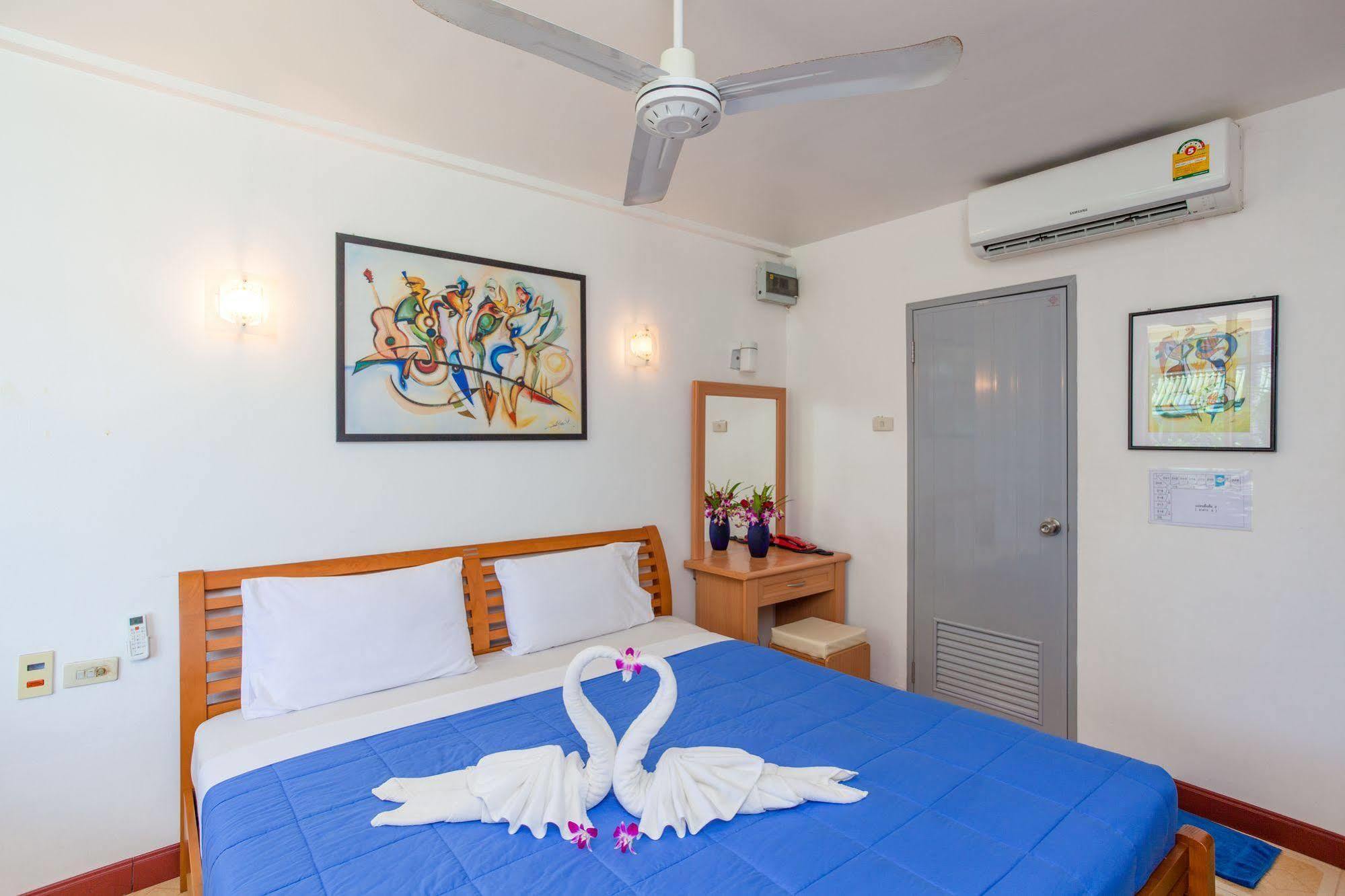 The Expat Hotel Patong Buitenkant foto